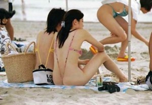 Blote strandmeisjes